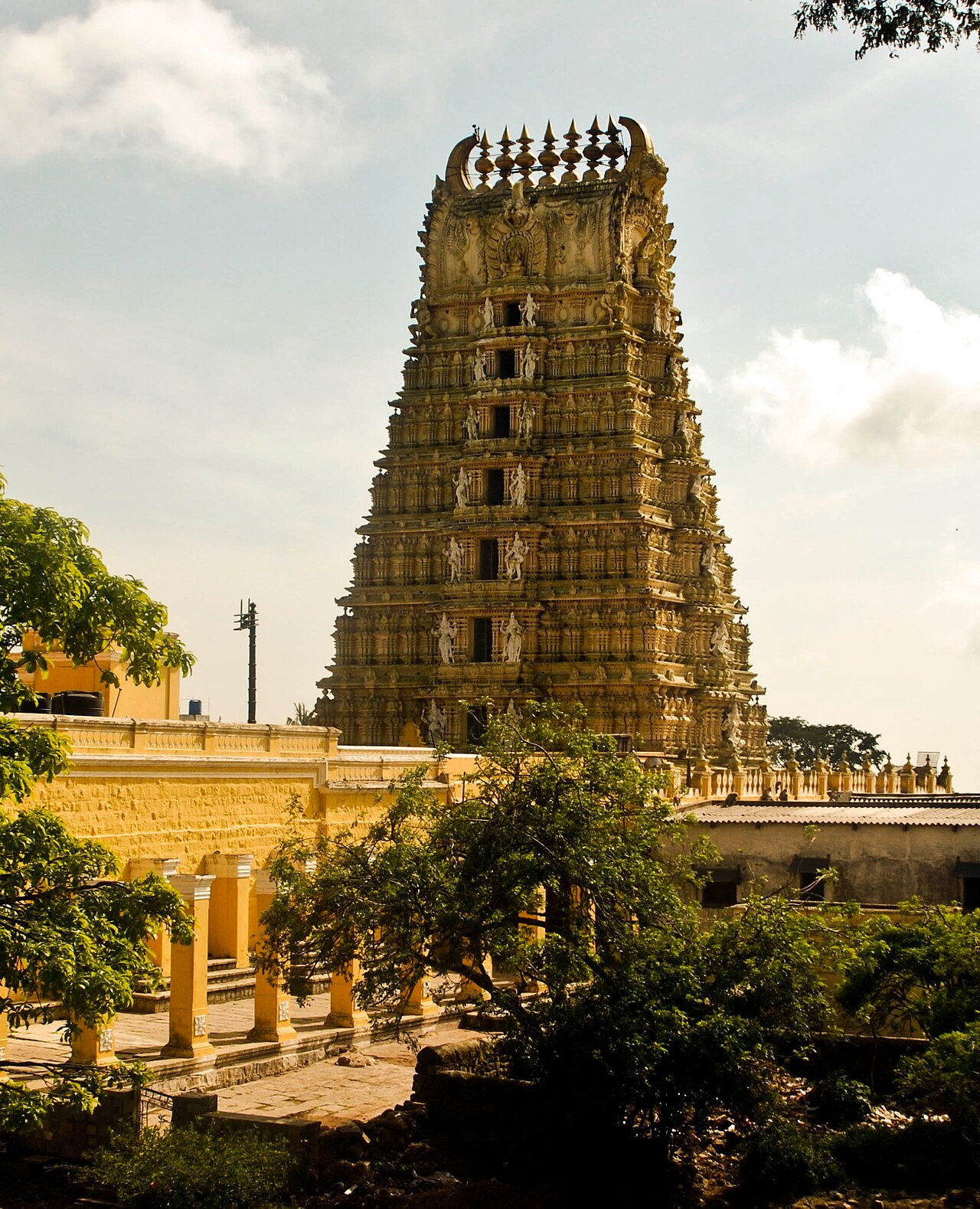 Chamundi Hill Steps Trek & Sri Chamundeshwari Temple: Darshan Timings, Dress Code & Nandi Monolith