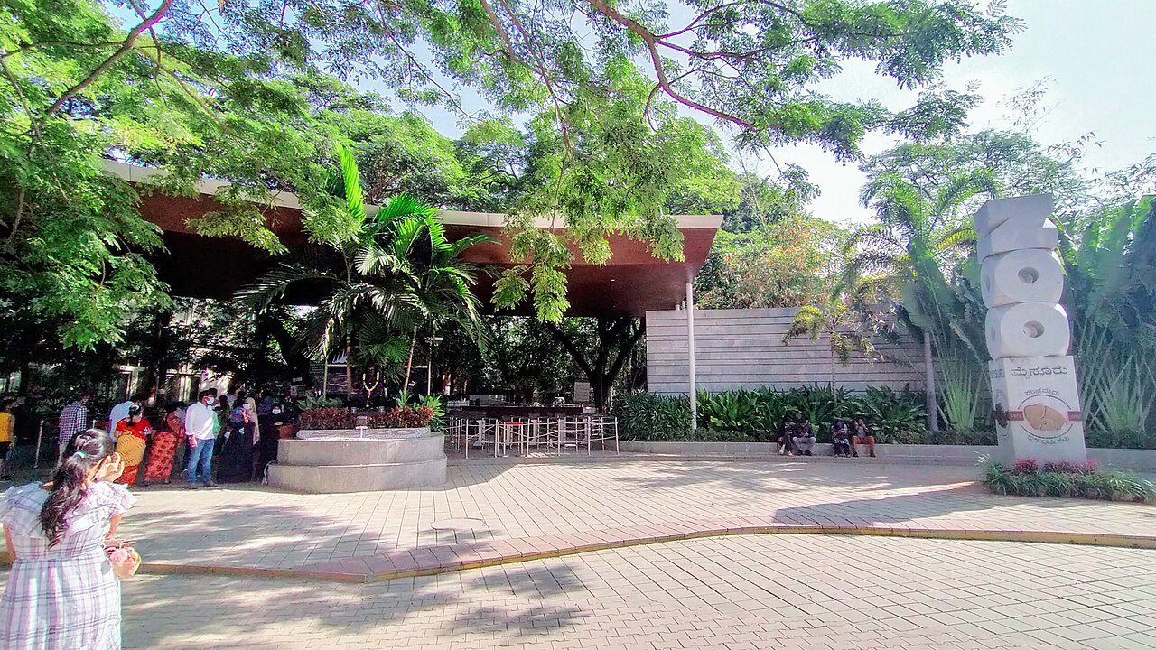 Mysore Zoo (Sri Chamarajendra Zoological Gardens) 2026: Timings, Ticket Prices, Tuesday Holiday Rules & Safari Guide